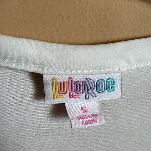 LuLaRoe Ivory White Short Sleeve Simply Comfortable T-Shirt w/ Rounded Hem Small - Picture 3 of 5